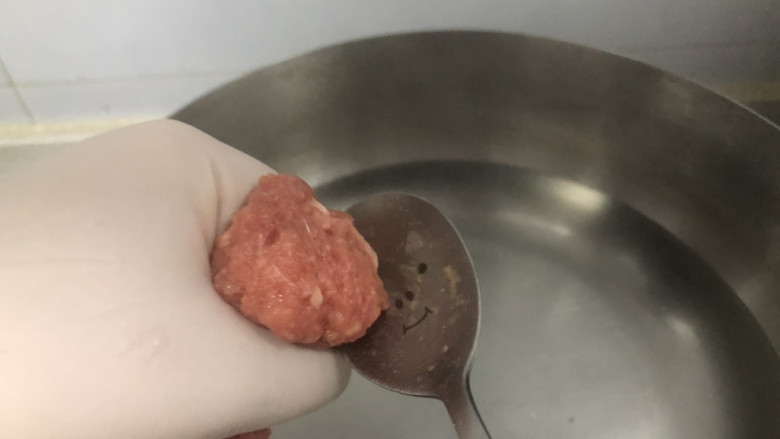 牛肉丸子汤,锅中烧水,水开调小火,如上手法下入丸子。