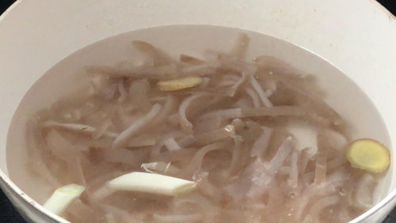 泡椒猪皮,加入少许葱姜和适量<a style='color:red;display:inline-block;' href='/shicai/ 718'>料酒</a>,煮沸后转小火焖煮10分钟