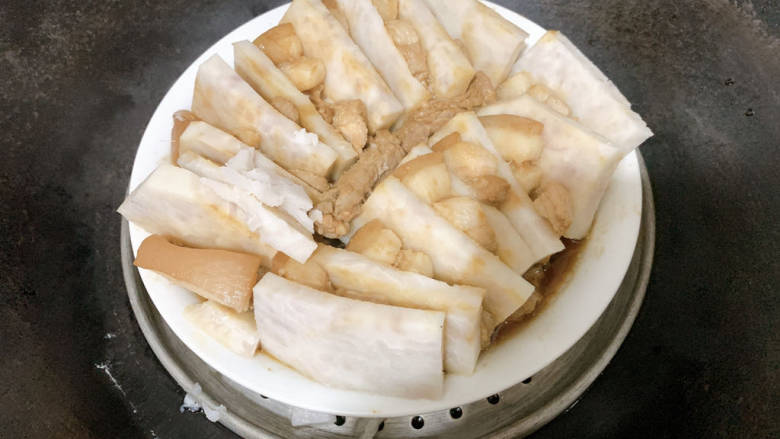 芋头蒸五花肉,锅烧热水上汽,大火蒸十五至二十分钟