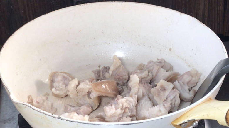 白萝卜炖猪肉,再起锅,放入猪肉,煎炒出油