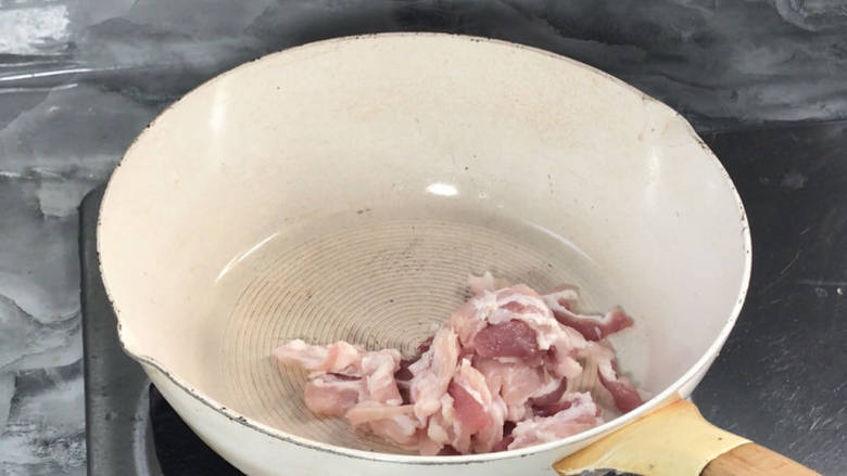 西兰花炒肉片,再起锅放入五花肉,煸炒至出油,表面成金黄色