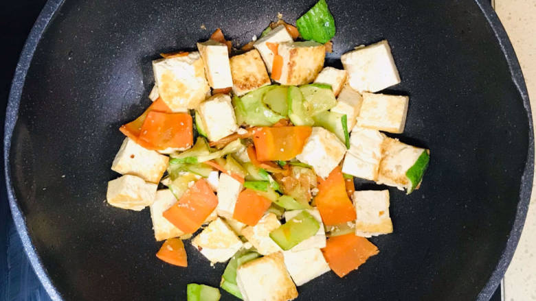 黄瓜烧豆腐,翻拌均匀,就可以关火起锅了