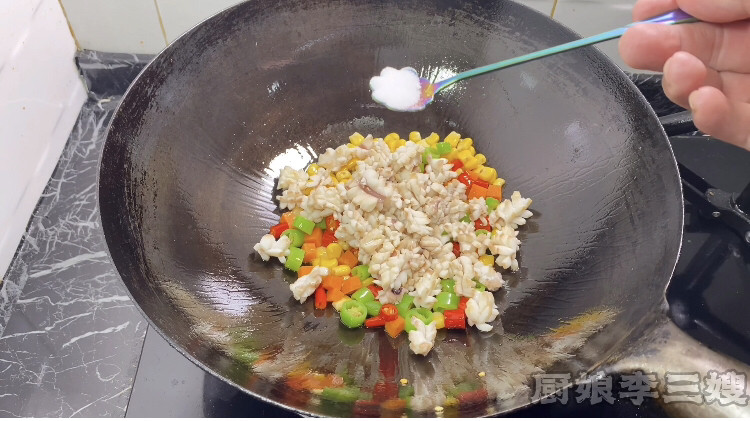 尖椒玉米炒鱿鱼教程,加入调料调味
