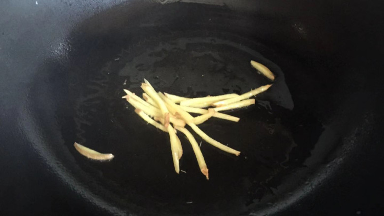 肉丸花菜,热锅倒油,下入姜丝