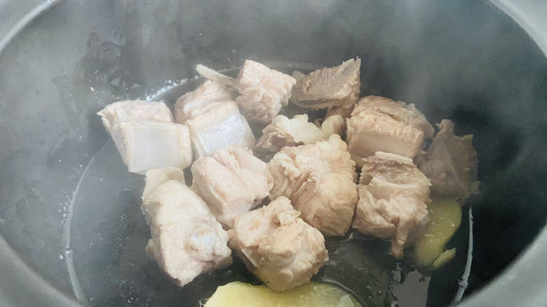 番茄烧排骨,起油锅放入姜片爆香,放入排骨翻炒片刻
