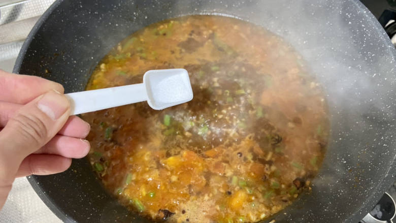 豆腐卤面➕肉末豆腐汤卤面,尝下咸淡，根据自己口味添加少许食盐，这个底汤要比自己口味稍微咸一点，要浇在面条上吃的