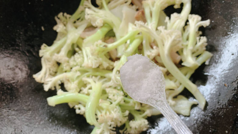 干锅菜花五花肉,加适量盐,先行焖炒至花菜变软