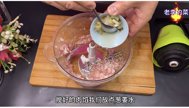 年夜饭寓意菜招财进宝,祝大家新的一年天天招财进宝,把猪肉放在绞肉机里放入葱姜水和鸡蛋