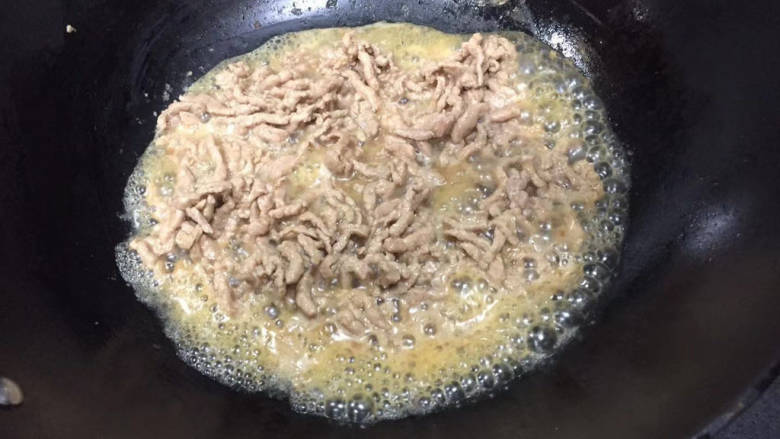 炒三丝,加入一点点清水,炒至变色盛出