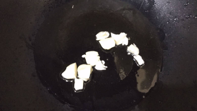 茭白茄子焖肉,起油锅,下蒜煸香