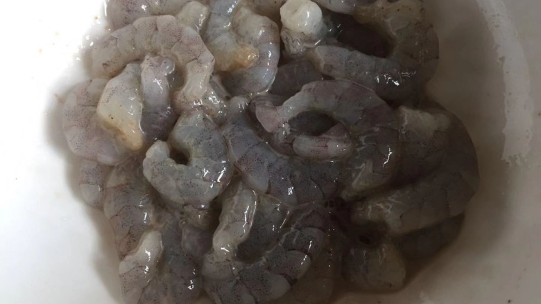樱桃虾仁,抓拌均匀,腌制一会