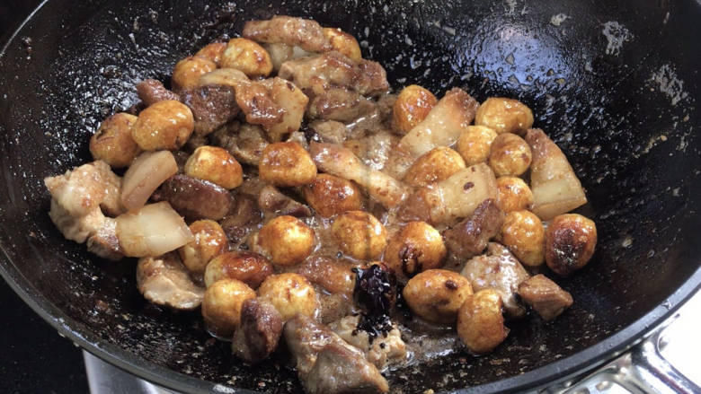 鹌鹑蛋红烧肉,加入<a style='color:red;display:inline-block;' href='/shicai/ 762'>老抽</a>,炒匀上色