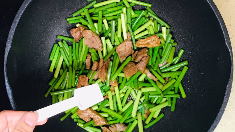 蒜苔五花肉,煸炒至蒜苔恹恹后,撒入盐调味
