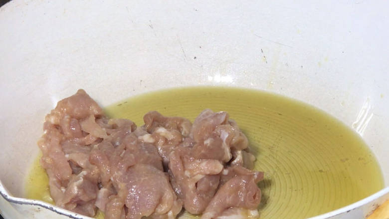 丝瓜肉片,起锅烧油至4成热,放入腌制好的瘦肉,中火煸炒