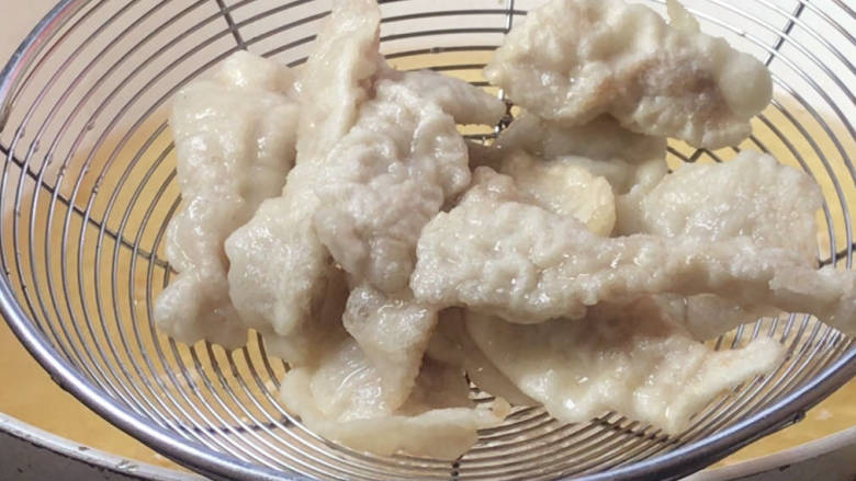 香炸锅巴肉,炸至定型,捞出,继续烧油至八成热