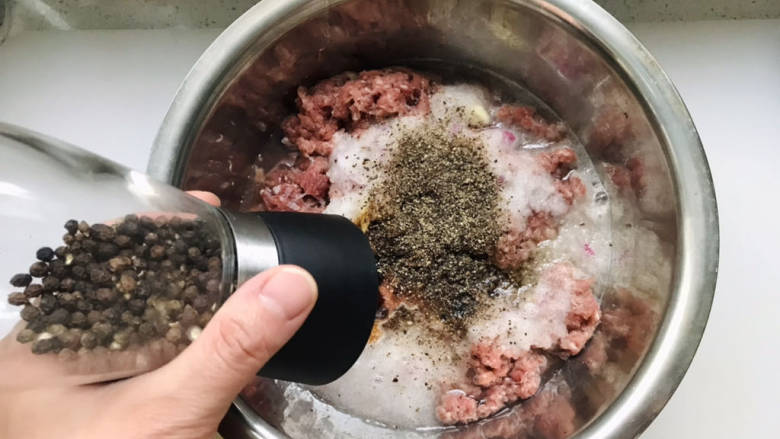 牛肉锅贴,研磨黑胡椒碎,这个加的比较多,因为想吃黑椒味牛肉;
