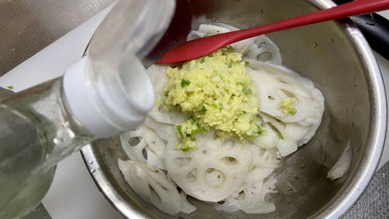 姜汁莲藕,加入一汤匙白醋,喜欢酸味重的可以多加一些