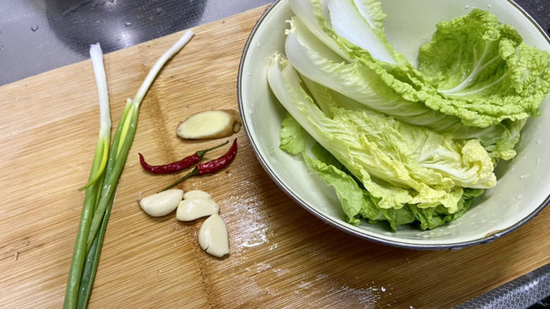 鸡蛋炖豆腐➕煎蛋娃娃菜炖豆腐,小葱择好洗净,姜搓洗干净,小米辣洗净,蒜剥皮,娃娃菜叶摘下洗净