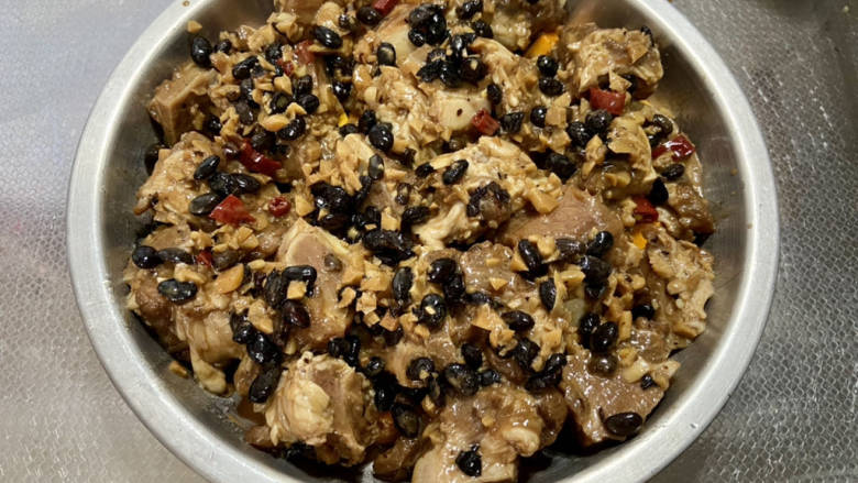 蒜蓉豆豉蒸排骨,南瓜铺在盘底,排骨平铺在南瓜上,蒙上保鲜膜