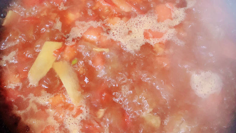 红焖牛肉煲,倒入开水,慢火炖煮40分钟。