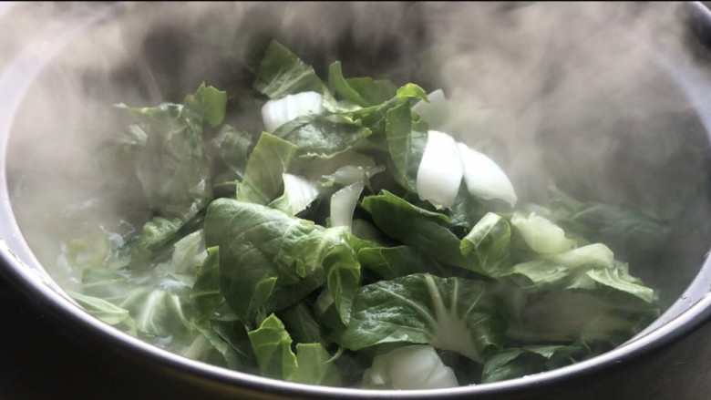 白菜豆腐皮蛋粥,加入小白菜,拌匀煮沸,继续煮至断生
