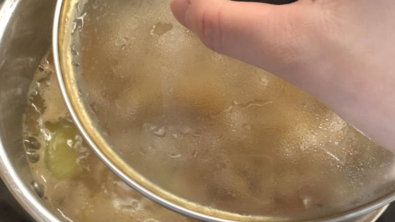潮汕沙茶牛肉煲,大火煮开后,转小火,盖上盖子。接下来就是最简单的等待等待了。一般来说,我会煮1.5-2 小时左右。这样的肉出来特别软,汤汁变得浓稠。
