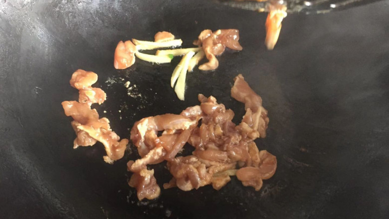 茼蒿炒肉丝,热锅倒油，下入姜丝，肉丝