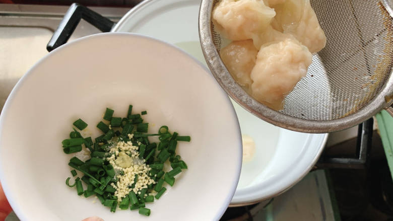 海鲜小馄饨,而后捞出馄饨加入其中