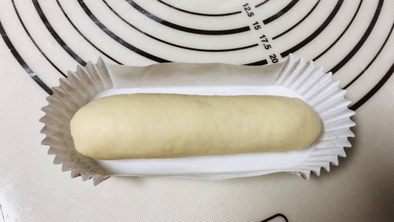 肉松肠仔包,收口的地方捏紧,收口朝下放入面包托里。