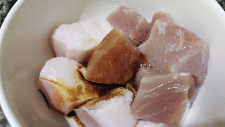 土豆回锅肉,加入盐,生抽腌制10分钟