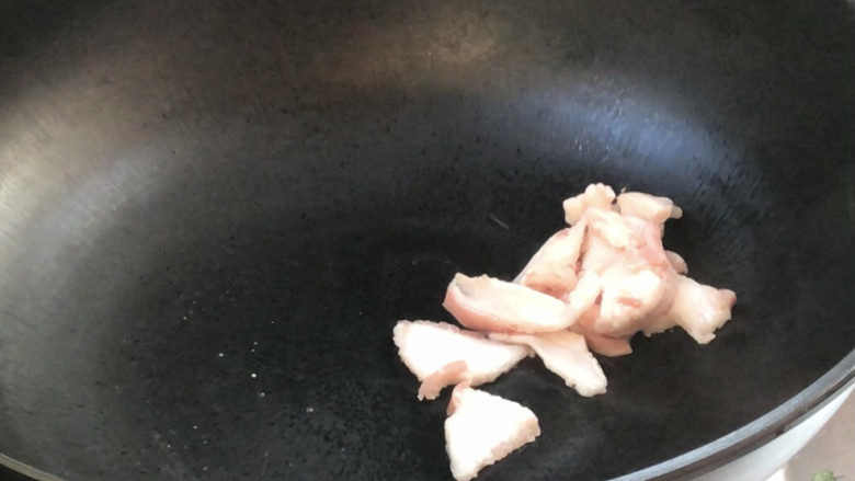 香菇砂锅煲,起锅放入肥肉,煸炒至出油