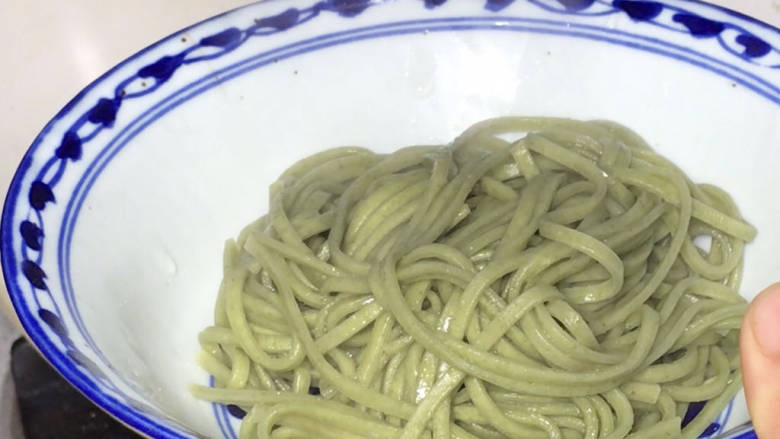 青椒鸡蛋拌海带面,捞出,装入面碗中备用