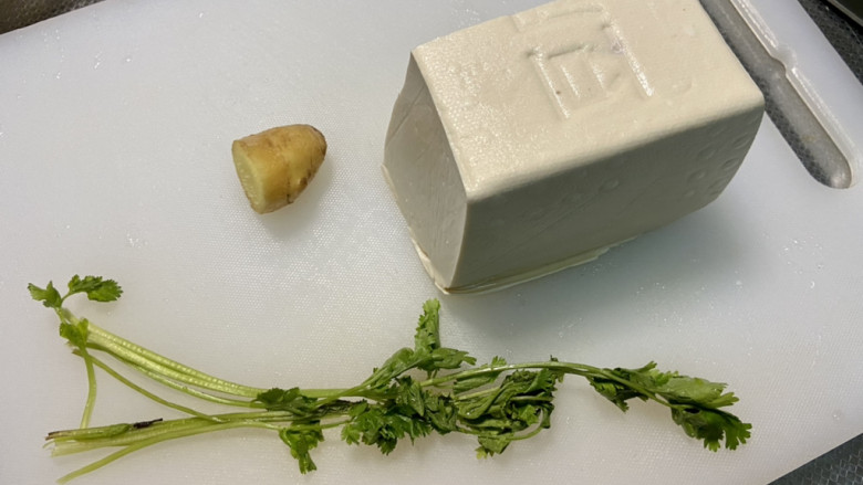 鱼头炖汤➕鱼头豆腐汤,姜搓洗干净,香菜择好洗净,嫩豆腐冲一下表面