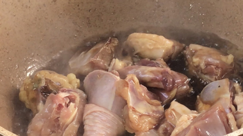 山药焖鸡,放入腌制好的鸡肉,炒匀