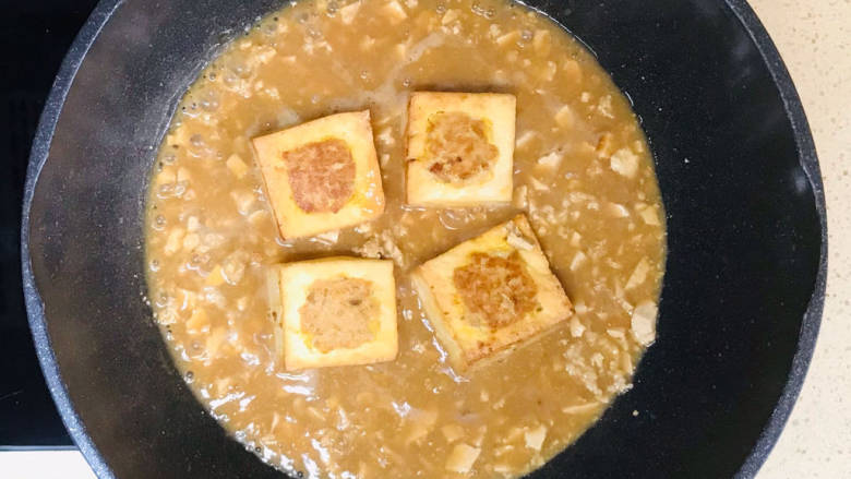 煎酿豆腐,加入豆腐块,煮至汤汁浓稠即可