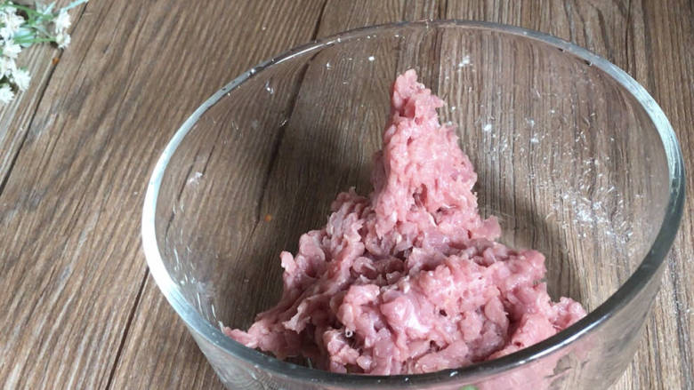 牛肉锅贴,浸泡好的<a style='color:red;display:inline-block;' href='/shicai/ 7036'>牛里脊肉</a>,洗净血水,剁成碎末