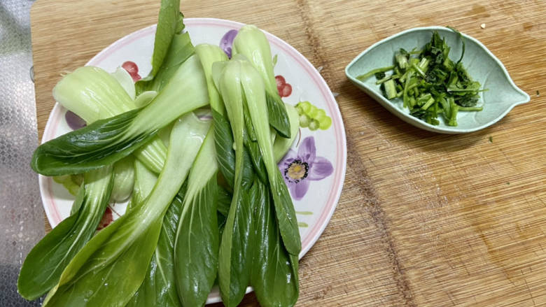 羊肉荞麦面,青菜择好洗净,香菜洗净切末