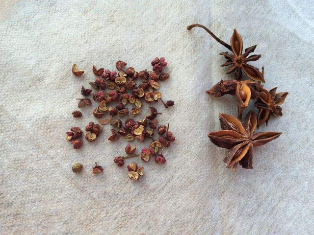 排骨土豆炖豆角,花椒和八角,八角一颗就可以,不要放多,放多了菜里面味道太重不好吃。