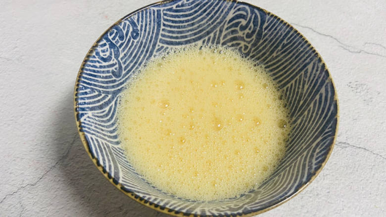 蟹棒蒸蛋,加入适量的温水搅打均匀