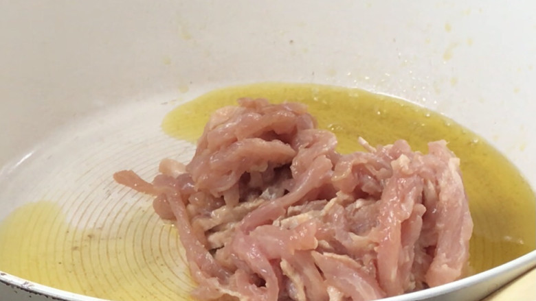 千张肉丝,再起锅热油,放入肉丝