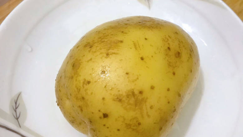 排骨土豆炖豆角,准备1个土豆,洗干净表皮