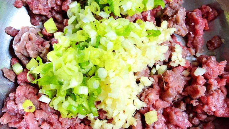 牛肉锅贴,放入切好的葱<a style='color:red;display:inline-block;' href='/shicai/ 37'>姜</a>末。