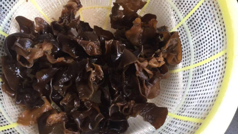 芹菜木耳炒肉丝,捞出来过下凉水,撕小朵