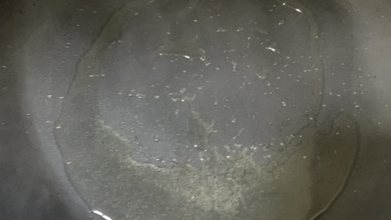 苦瓜炒腊肠片,锅洗净烧热倒入食用油晃动均匀。