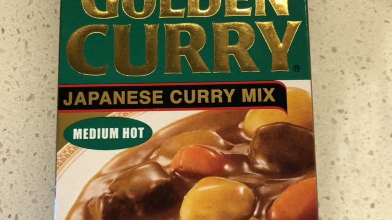 日式鸡排咖喱饭🍛,我用的咖喱块是这种日式咖喱。我觉得十分好吃又方便。这款咖喱有三个口味,我选的是中辣,但其实并没有辣味。