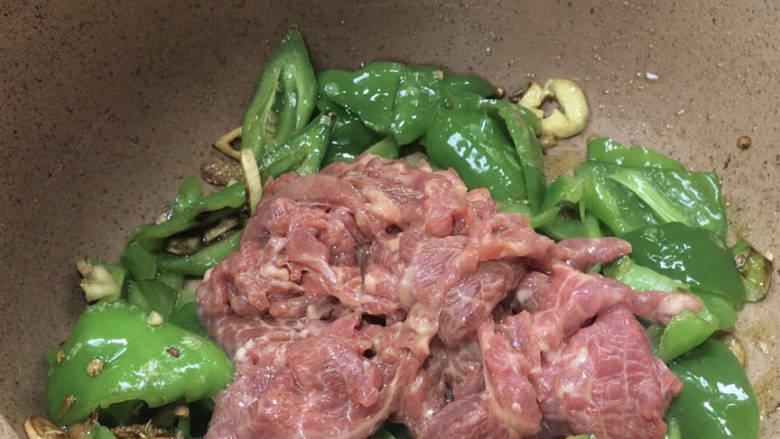 青椒炒牛肉片,放入牛肉,翻炒均匀至熟即可