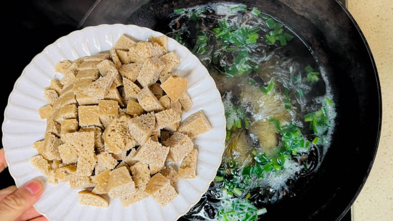 羊肉泡馍,煮沸后,加入全面馍馍块