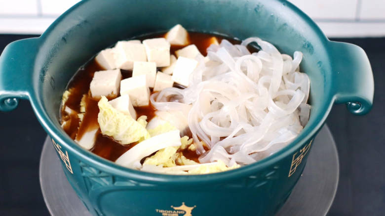 砂锅脊骨煲,加入娃娃菜和粉条,豆腐。