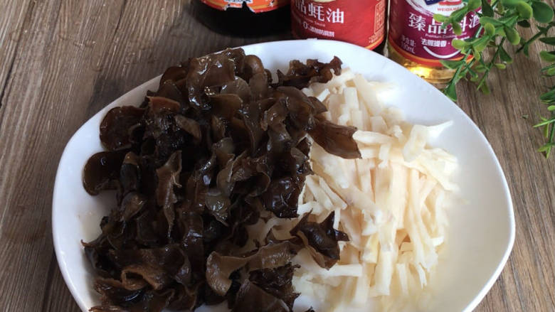 鱼香肉丝,<a style='color:red;display:inline-block;' href='/shicai/ 136'>黑木耳</a>改刀备用