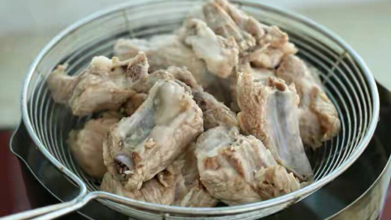 板栗排骨煲,捞出排骨用温水冲洗一下,沥干水分备用。也可以用厨房纸吸去表面多余的水分。